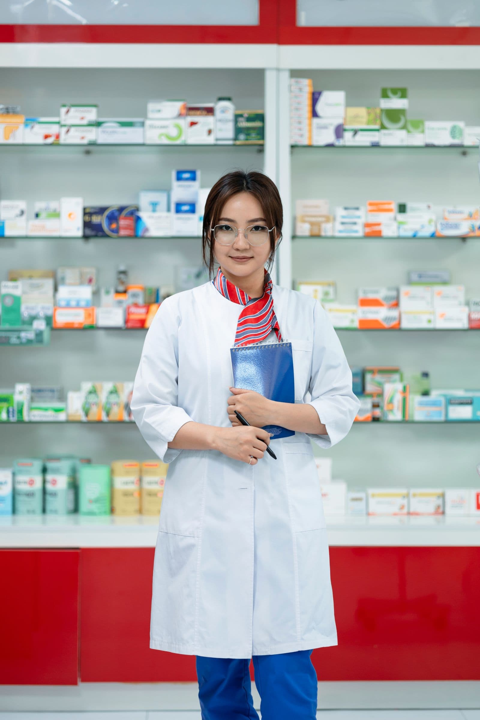Apothekerin bei der Beratung in der Apotheke